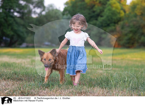 Mdchen mit Harzer Fuchs / girl with Harz Fox / JEG-01922