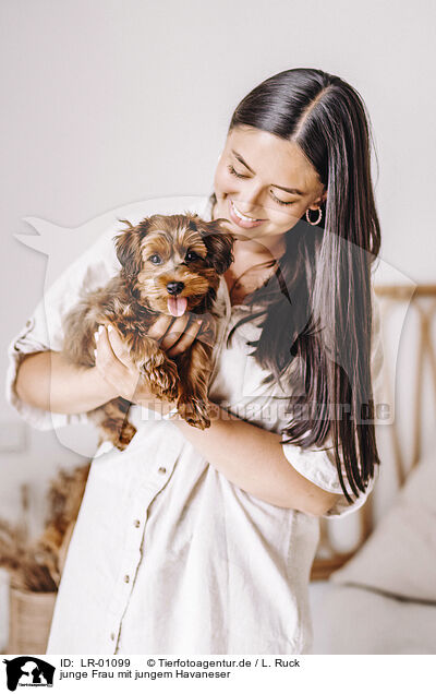 junge Frau mit jungem Havaneser / young woman with young havanese / LR-01099