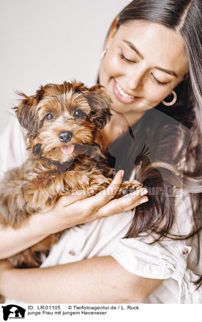 junge Frau mit jungem Havaneser / young woman with young havanese / LR-01105