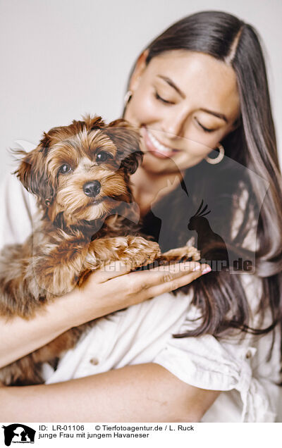junge Frau mit jungem Havaneser / young woman with young havanese / LR-01106