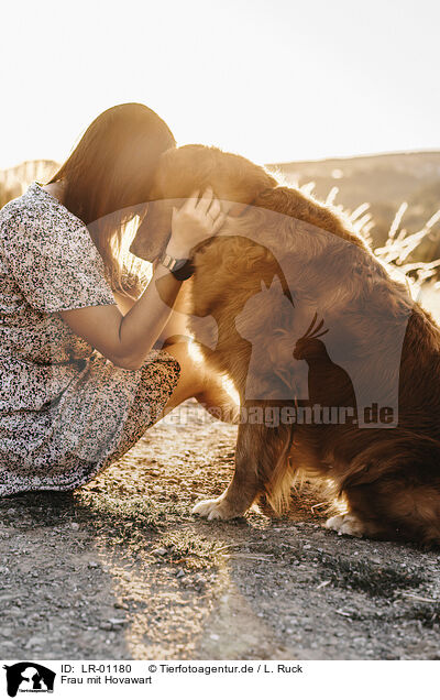 Frau mit Hovawart / LR-01180