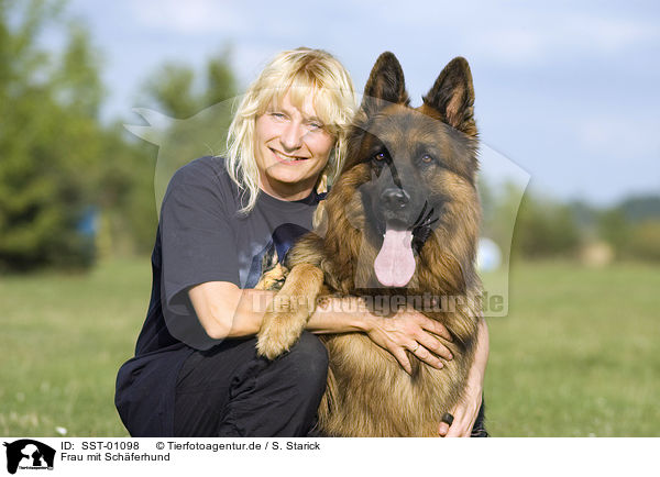 Frau mit Schferhund / SST-01098