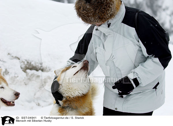 Mensch mit Siberian Husky / people with Siberian Husky / SST-04941