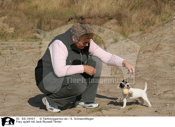 Frau spielt mit Jack Russell Terrier / SS-18491
