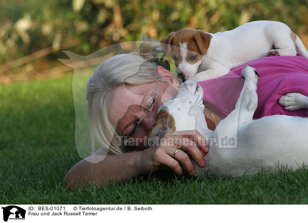 Frau und Jack Russell Terrier / woman and Jack Russell Terrier / BES-01071