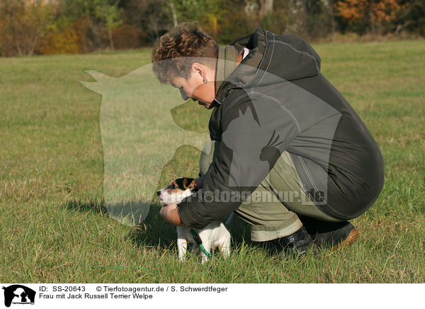Frau mit Parson Russell Terrier Welpe / woman with Parson Russell Terrier Puppy / SS-20643
