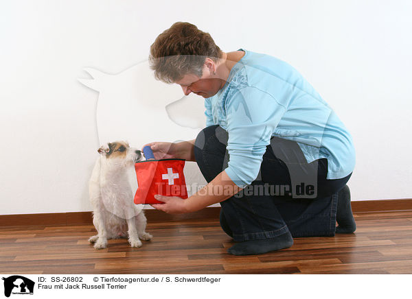 Frau mit Parson Russell Terrier / woman with Parson Russell Terrier / SS-26802