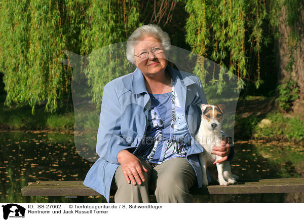 Rentnerin und Parson Russell Terrier / pensioner and Parson Russell Terrier / SS-27662