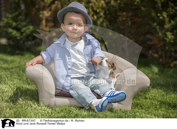 Kind und Jack Russell Terrier Welpe / Child and Jack Russell Terrier Puppy / RR-67397