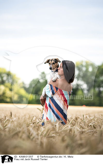 Frau mit Jack Russell Terrier / woman with Jack Russell Terrier / KAM-01357