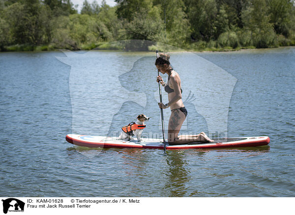 Frau mit Jack Russell Terrier / woman with Jack Russell Terrier / KAM-01628