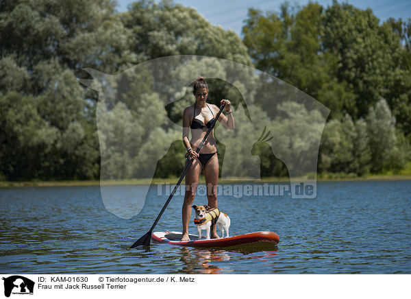 Frau mit Jack Russell Terrier / woman with Jack Russell Terrier / KAM-01630