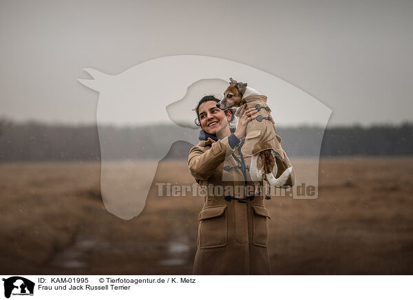 Frau und Jack Russell Terrier / woman and Jack Russell Terrier / KAM-01995