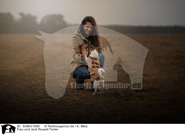 Frau und Jack Russell Terrier / KAM-01996