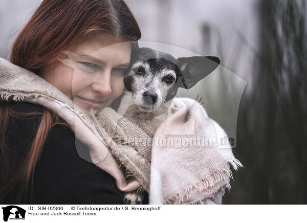 Frau und Jack Russell Terrier / SIB-02300