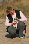 Frau streichelt Jack Russell Terrier Welpe