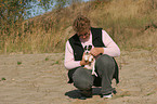 Frau mit Jack Russell Terrier Welpe