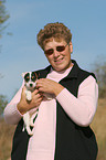 Frau trgt Jack Russell Terrier Welpe