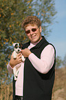 Frau mit Jack Russell Terrier Welpe