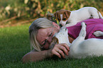 Frau und Jack Russell Terrier