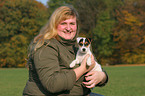 Frau und Jack Russell Terrier Welpe