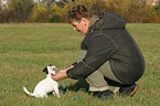 Frau mit Jack Russell Terrier Welpe