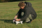 Frau mit Jack Russell Terrier Welpe