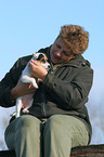Frau mit Jack Russell Terrier Welpe