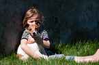 Mdchen und Jack Russell Terrier