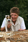 Frau mit Jack Russell Terrier