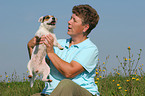 Frau mit Jack Russell Terriern