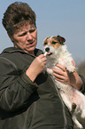 Jack Russell Terrier bekommt Wurmkur