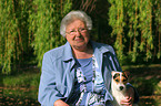 Seniorin und Jack Russell Terrier