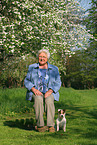 Rentnerin und Jack Russell Terrier