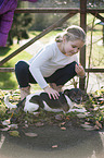Mädchen mit Jack Russell Terrier