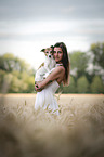 Frau mit Jack Russell Terrier