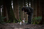 Mann und Jack Russell Terrier