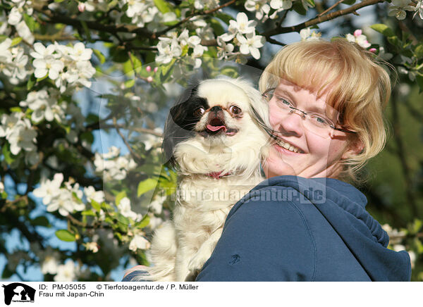 Frau mit Japan-Chin / PM-05055