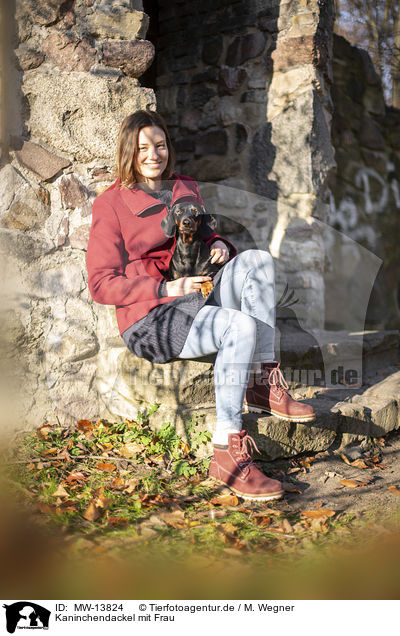 Kaninchendackel mit Frau / Rabbit Dachshund with woman / MW-13824