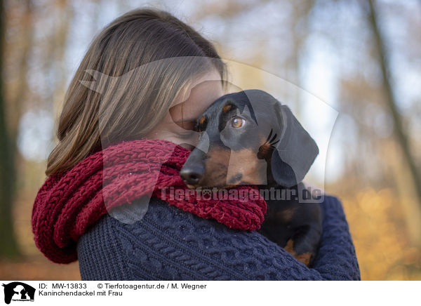 Kaninchendackel mit Frau / MW-13833