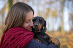 Kaninchendackel mit Frau