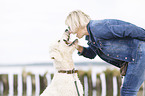 Frau und Labradoodle