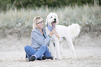 Frau und Labradoodle