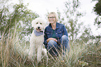 Frau und Labradoodle