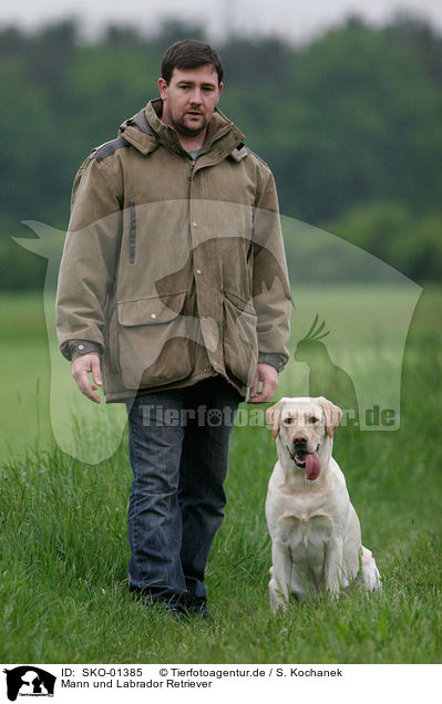 Mann und Labrador Retriever / man and Labrador Retriever / SKO-01385