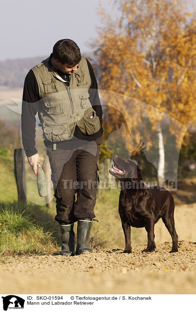 Mann und Labrador Retriever / man and Labrador Retriever / SKO-01594