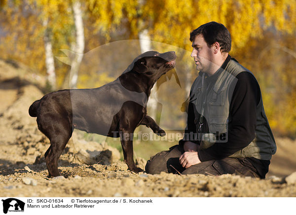 Mann und Labrador Retriever / man and Labrador Retriever / SKO-01634