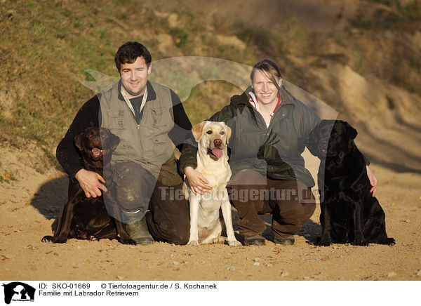 Familie mit Labrador Retrievern / family with Labrador Retriever / SKO-01669