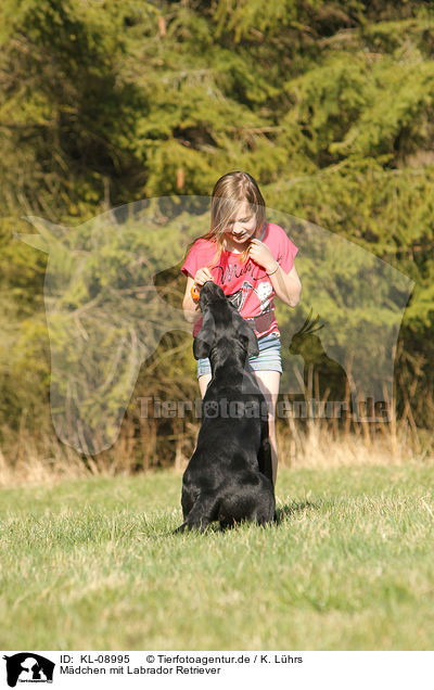 Mdchen mit Labrador Retriever / girl with Labrador Retriever / KL-08995