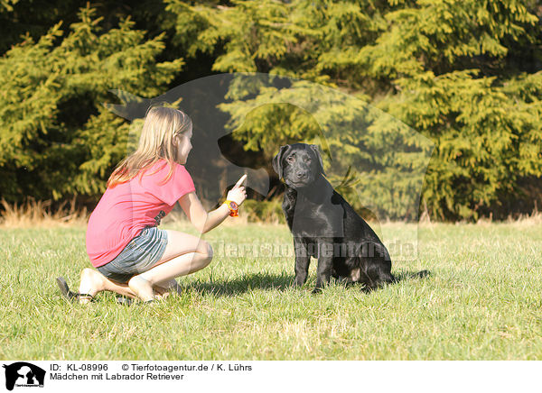 Mdchen mit Labrador Retriever / girl with Labrador Retriever / KL-08996